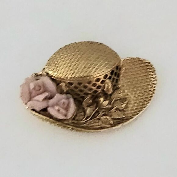 Vintage gold color hat brooch pin with floral accent - Picture 1 of 3